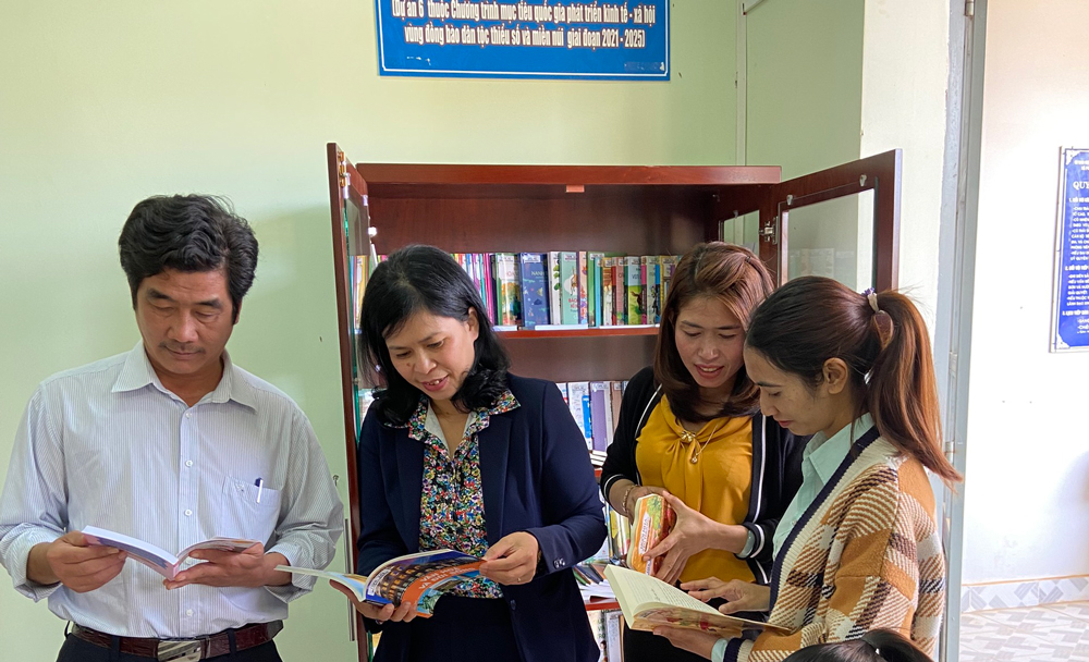 Trang bị hơn 7.000 cuốn sách cho các tủ sách cộng đồng vùng đồng bào dân tộc thiểu số