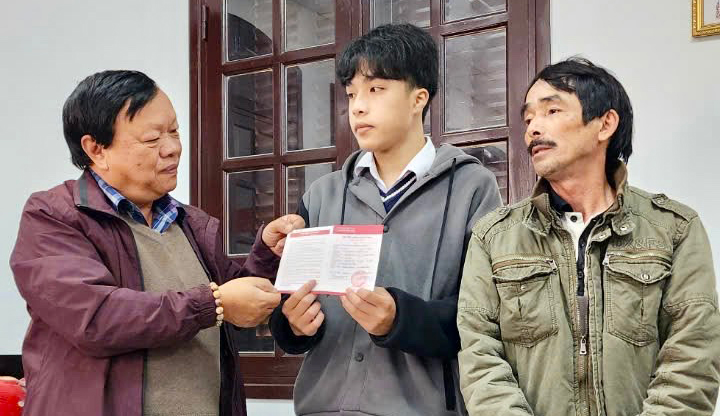 Trao sổ tiết kiệm và học bổng cho học sinh nghèo, mồ côi