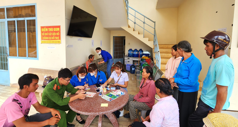 Bảo Lộc: Tặng thẻ sim cho bà con đồng bào dân tộc thiểu số để kích hoạt tài khoản định danh điện tử