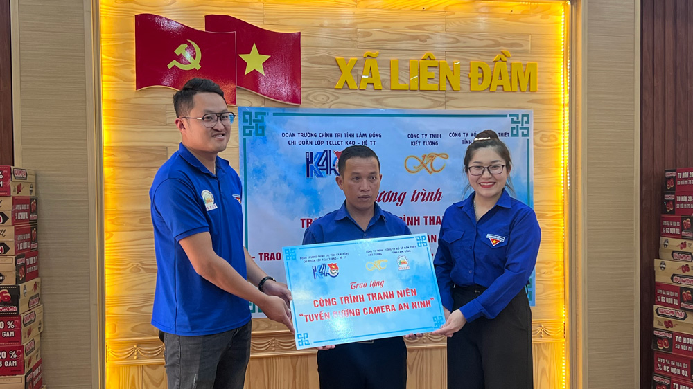 Di Linh: Tặng công trình thanh niên ''Tuyến đường camera an ninh'' và trao quà cho gia đình có hoàn cảnh khó khăn