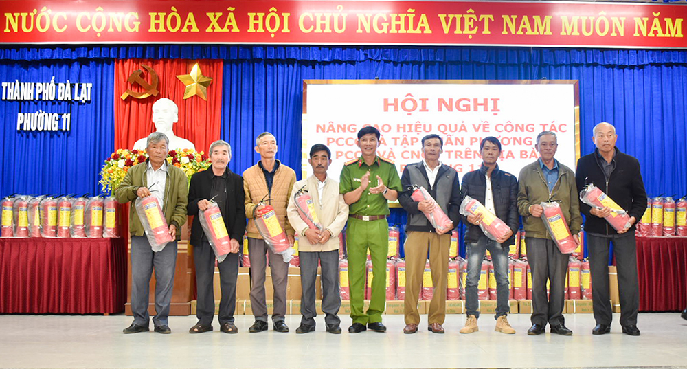 Đà Lạt: Tặng hơn 400 bình chữa cháy cho người dân