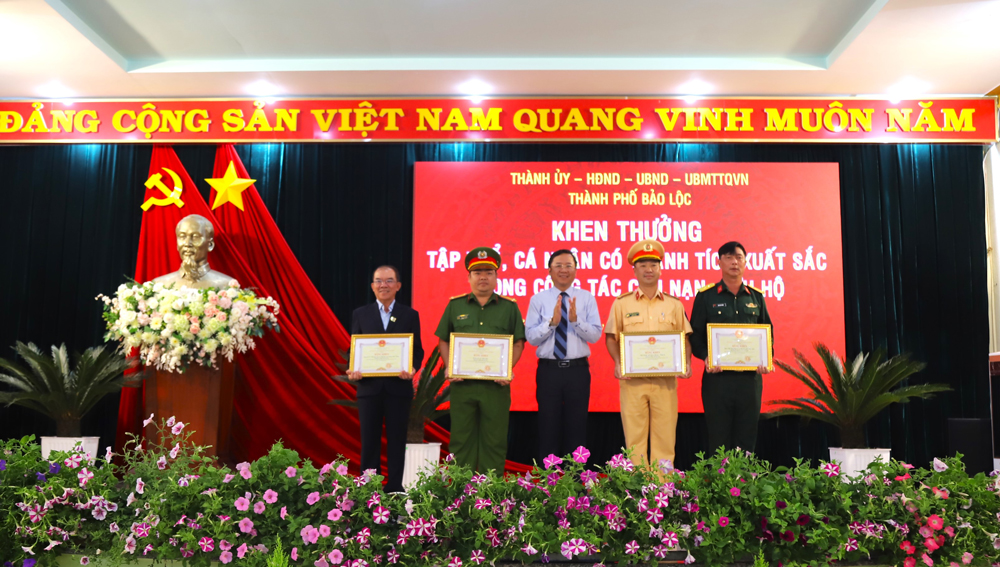 Bảo Lộc: 8 tập thể, cá nhân có thành tích xuất sắc khi ứng cứu sạt lở trên đèo Bảo Lộc nhận Bằng khen của Chủ tịch UBND tỉnh