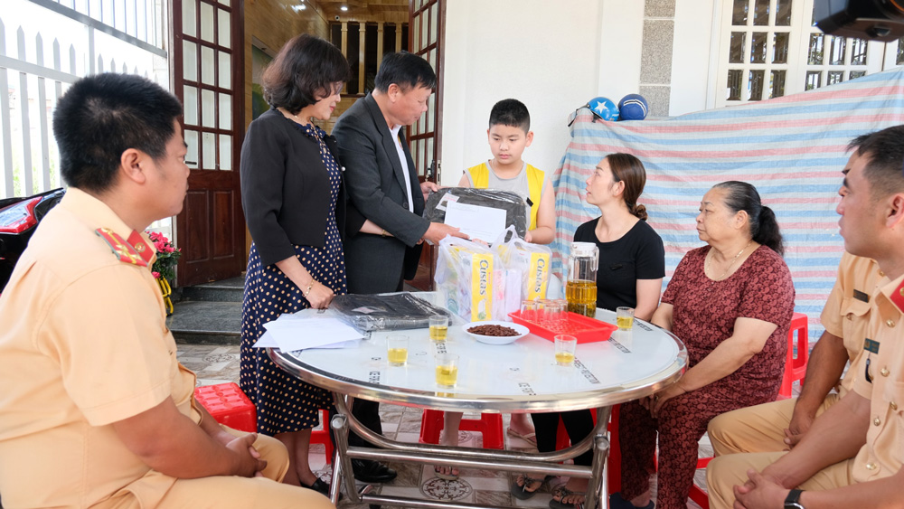 Thăm hỏi, hỗ trợ cho con, em gia đình chiến sĩ hy sinh khi làm nhiệm vụ tại đèo Bảo Lộc