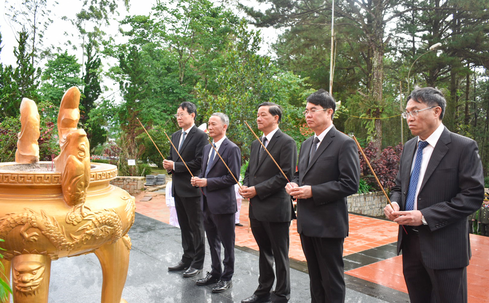 Lãnh đạo tỉnh Lâm Đồng viếng Nghĩa trang Liệt sĩ