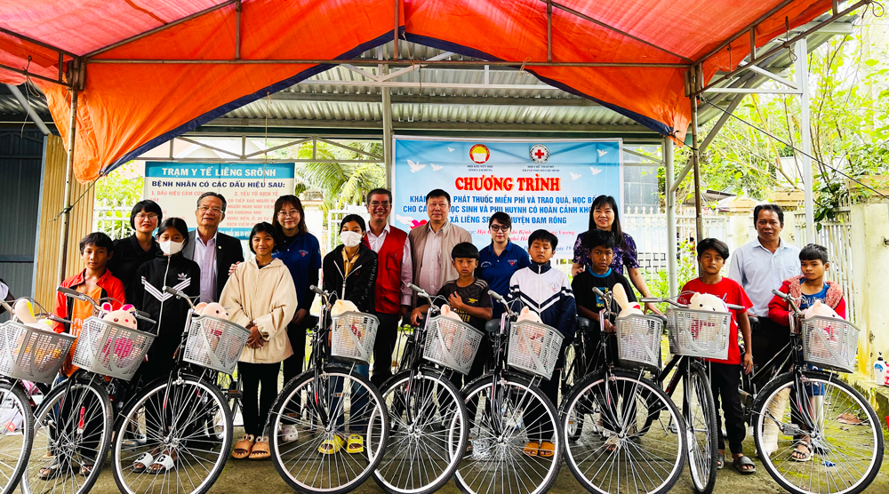 Khám bệnh, cấp thuốc miễn phí và trao học bổng tại Đam Rông