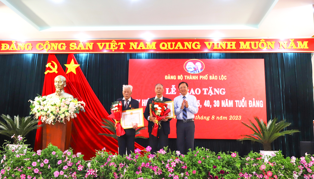 Bảo Lộc: Trao Huy hiệu Đảng đợt 2/9 cho 68 đảng viên