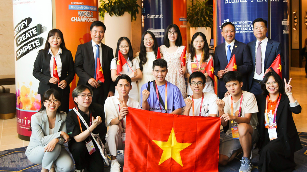 Tập đoàn Certiport trao tặng Kỷ niệm chương “Đơn vị tiên phong ứng dụng MOS trong trường học” cho Sở Giáo dục và Đào tạo Lâm Đồng