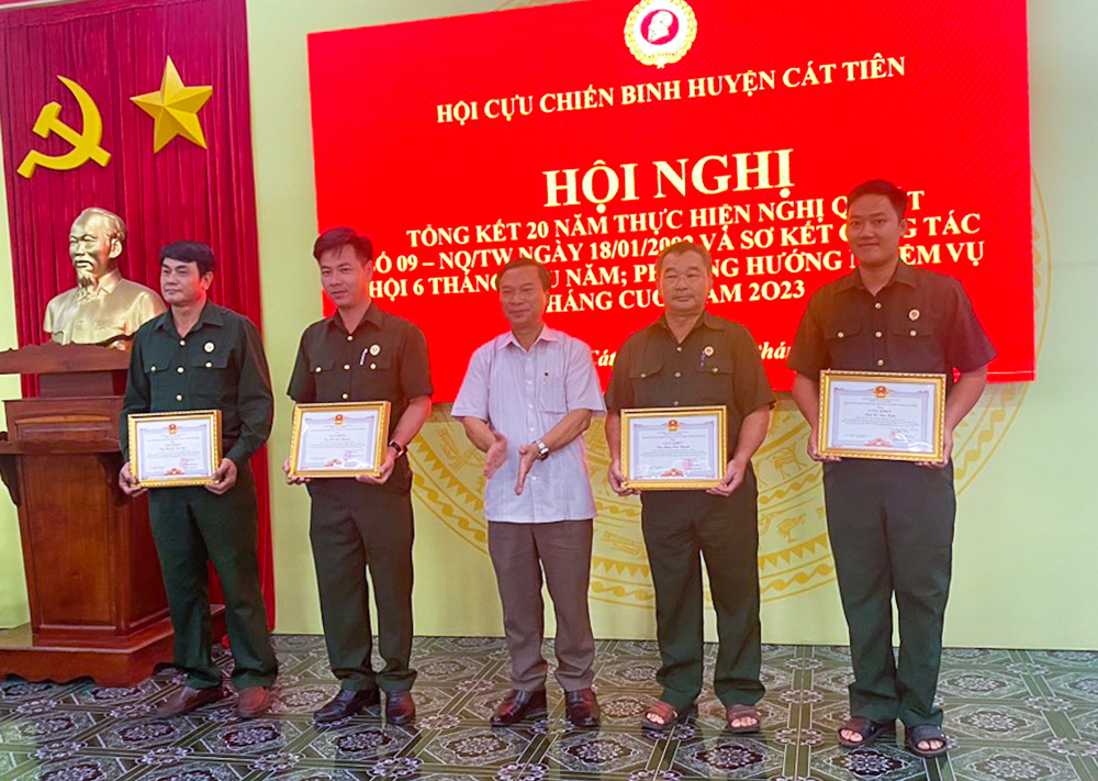 Cát Tiên: Khen thưởng 8 tập thể, cá nhân có thành tích trong việc thực hiện Nghị quyết số 09 của Bộ Chính trị