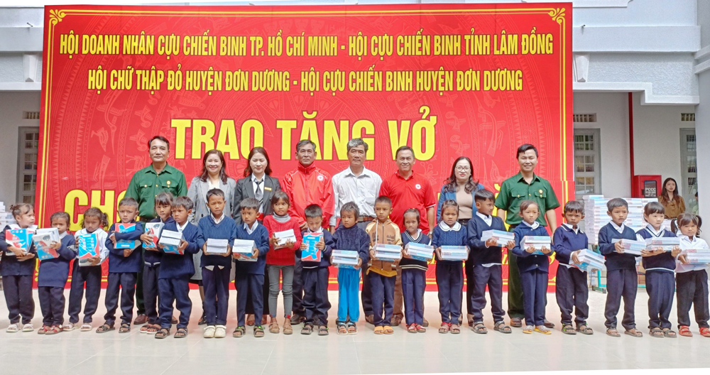Đơn Dương: Trao 16.000 quyển vở cho học sinh nghèo vượt khó