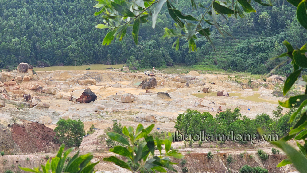 Giao Công an tỉnh chủ trì điều tra vụ khai thác, vận chuyển cát trái phép tại vùng giáp ranh