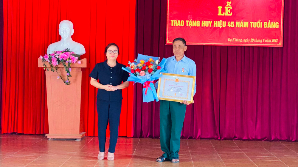 Đam Rông: Trao Huy hiệu Đảng cho 6 đảng viên
