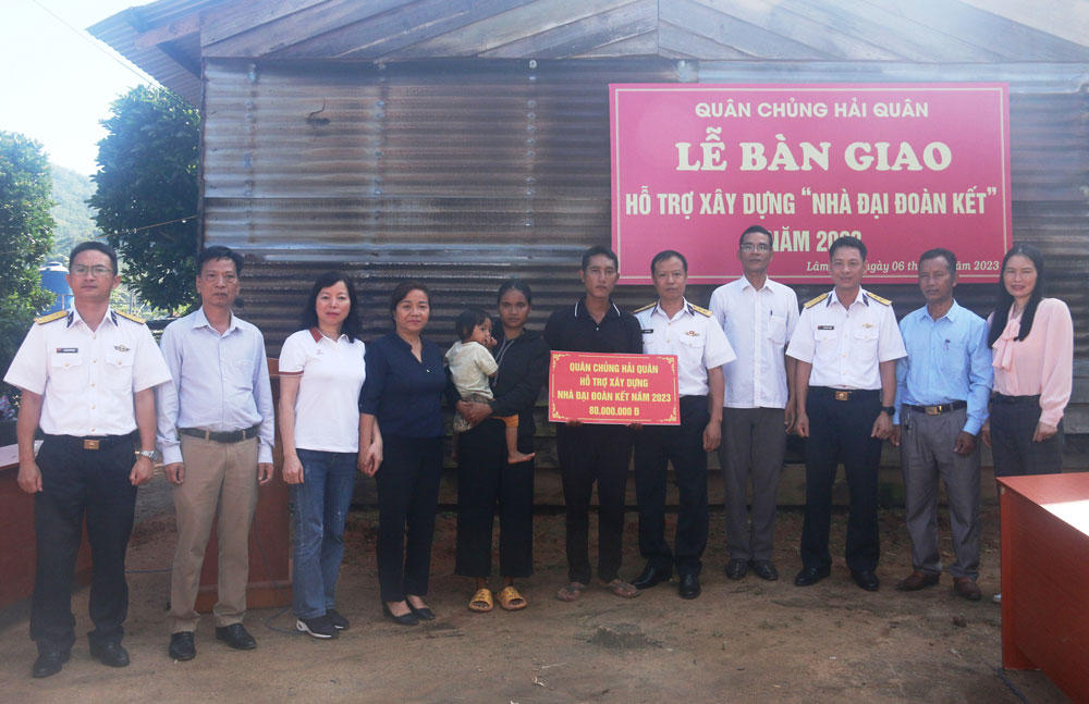 Vùng 4 Quân chủng Hải quân trao số tiền hỗ trợ xây dựng nhà Đại đoàn kết cho hộ nghèo