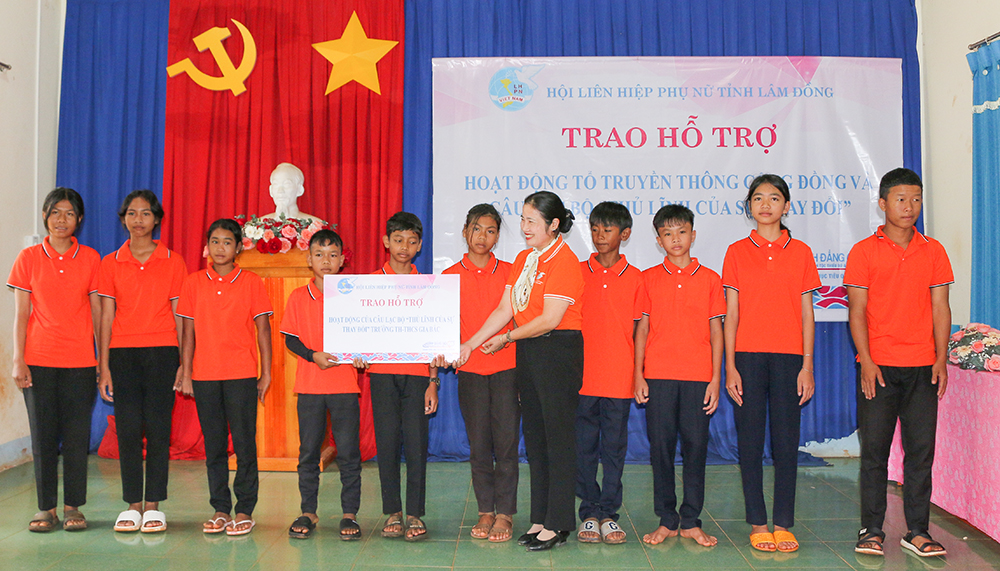 Trao hỗ trợ hoạt động Tổ truyền thông cộng đồng và Câu lạc bộ Thủ lĩnh của sự thay đổi