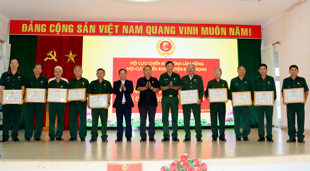 Đức Trọng: Khen thưởng 27 tập thể, cá nhân có thành tích trong việc thực hiện Nghị quyết 09 của Bộ Chính trị