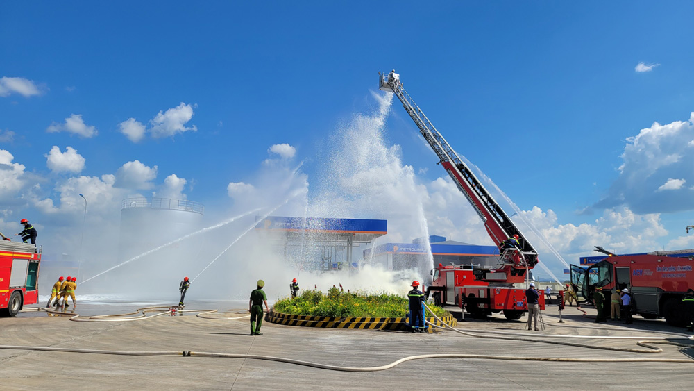 Thực tập phương án chữa cháy và cứu nạn, cứu hộ kho nhiên liệu bay