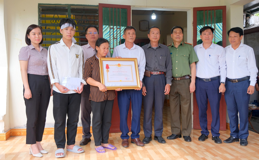 Trao Huân chương dũng cảm cho thân nhân anh Phạm Ngọc Anh