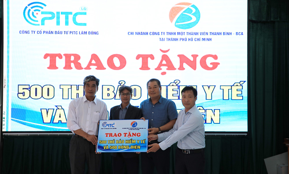 Tặng 500 thẻ bảo hiểm y tế cho người nghèo và hộ khó khăn xã Pró