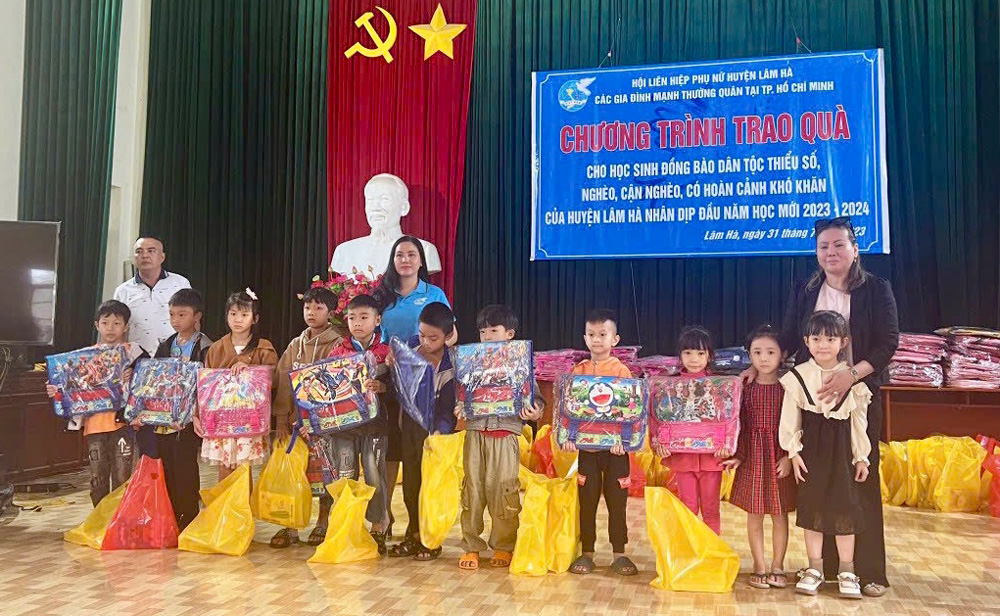 Lâm Hà: Trao 120 phần quà cho học sinh dân tộc thiểu số, học sinh có hoàn cảnh khó khăn