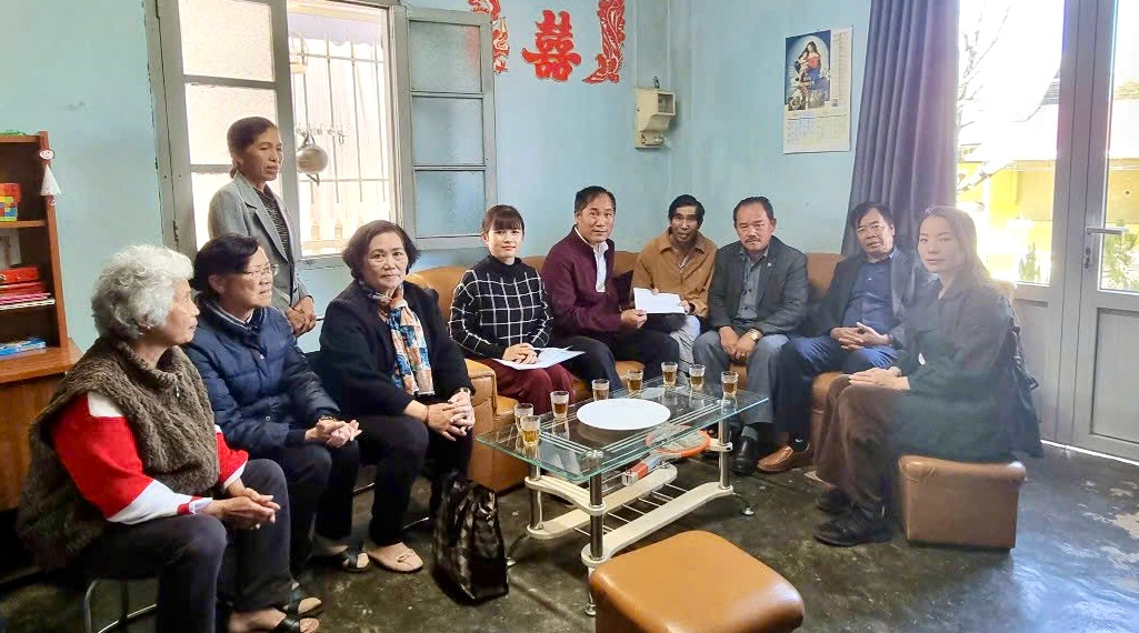 Đà Lạt: Trao tặng quà hỗ trợ các gia đình có hoàn cảnh đặc biệt khó khăn