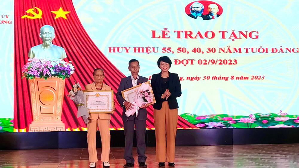 Lạc Dương: Trao tặng Huy hiệu Đảng đợt 2/9