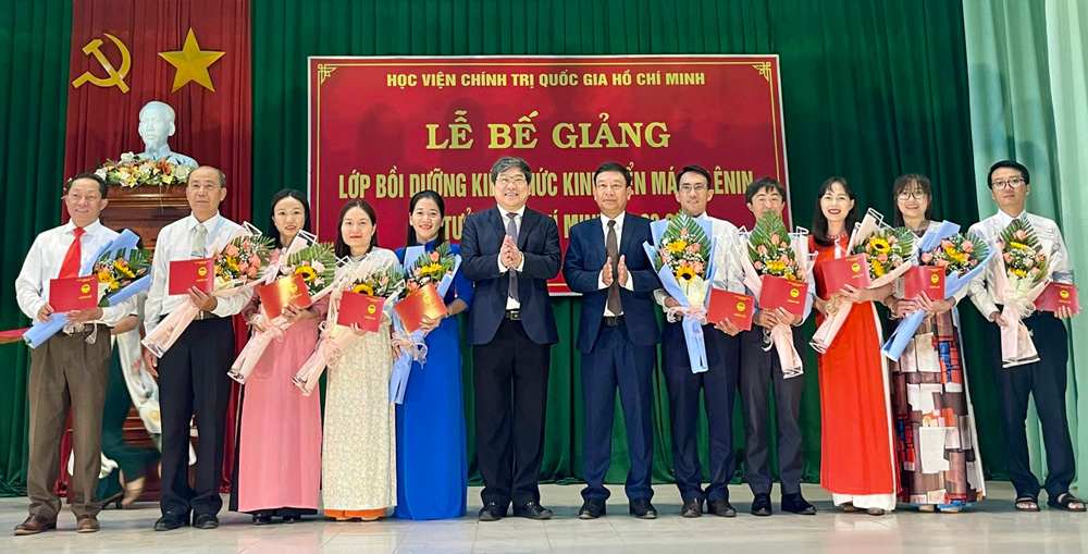 Bế giảng lớp Bồi dưỡng kiến thức Kinh điển Mác - Lênin, tư tưởng Hồ Chí Minh
