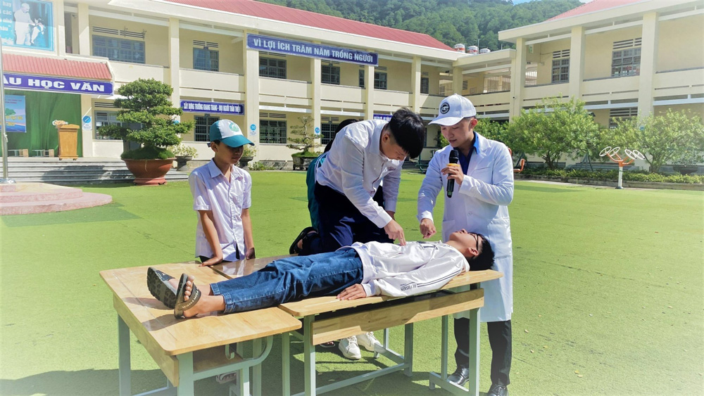 Đơn Dương: Dạy bơi cho trẻ em có hoàn cảnh khó khăn