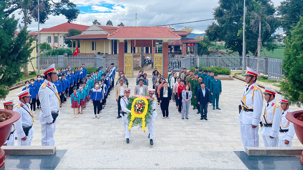 Đơn Dương: Viếng Đài tưởng niệm các anh hùng liệt sĩ