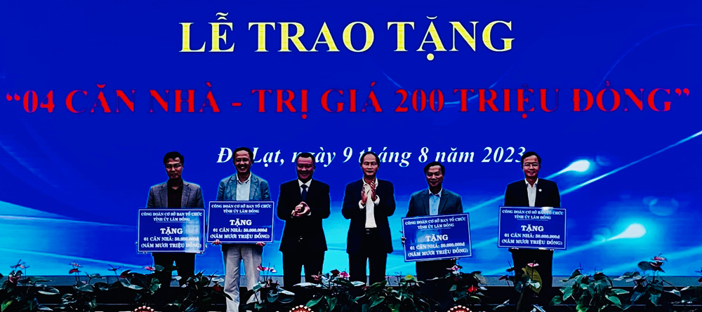 Công Đoàn Ban Tổ chức Tỉnh uỷ trao tặng 4 căn nhà đại đoàn kết cho hộ nghèo