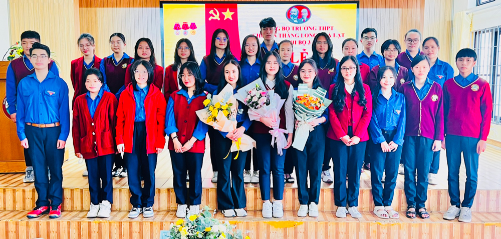 Trường THPT Chuyên Thăng Long Đà Lạt kết nạp đảng viên là học sinh ưu tú