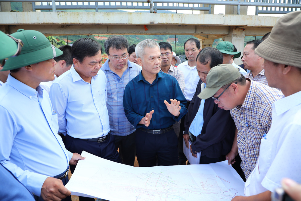 Đất đai sụt lún, sạt trượt, nhà cửa của người dân bị nứt toác