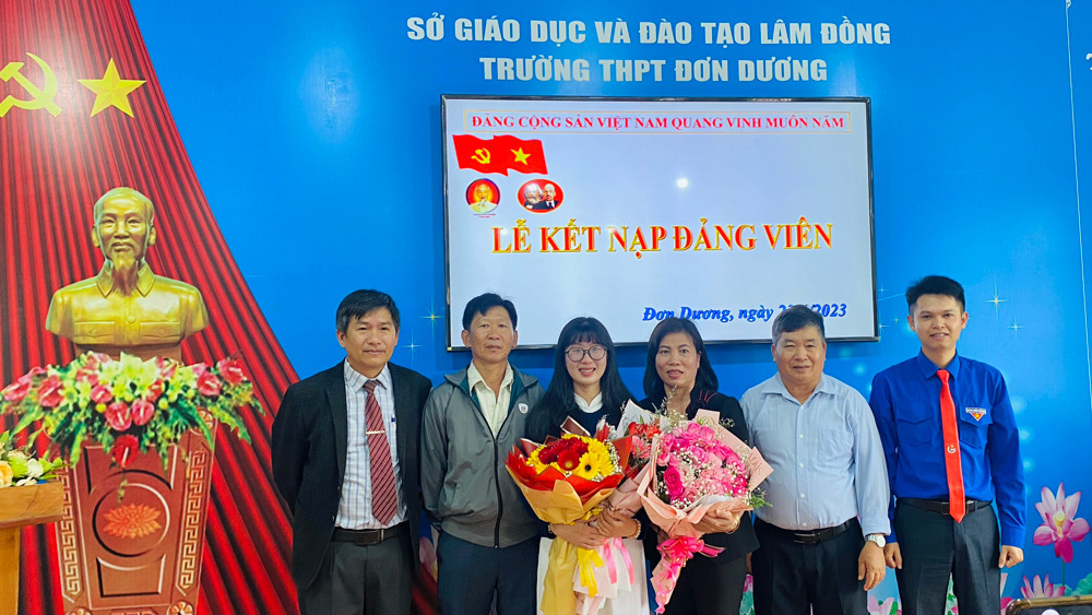 Chú trọng củng cố tổ chức Đảng trong trường học