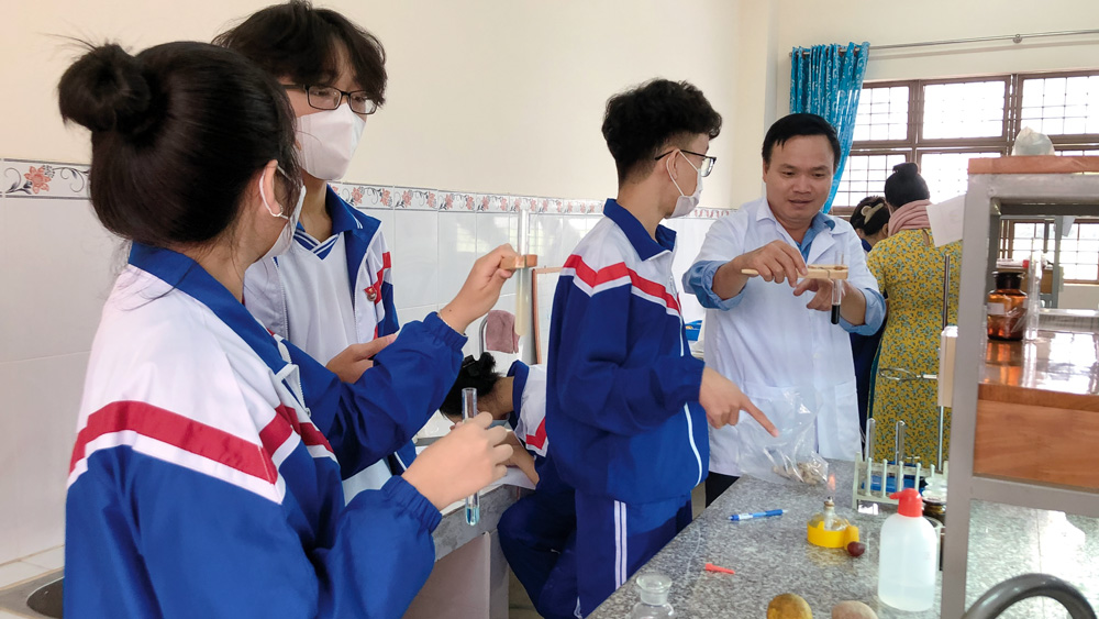 CÔNG ĐOÀN CƠ SỞ TRƯỜNG PTTH CHUYÊN BẢO LỘC: Chuyển đổi số là yêu cầu với đội ngũ giáo viên, người lao động