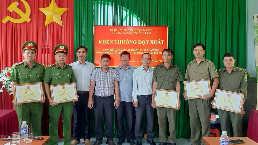 Di Linh: Khen thưởng đột xuất Công an xã Tân Lâm
