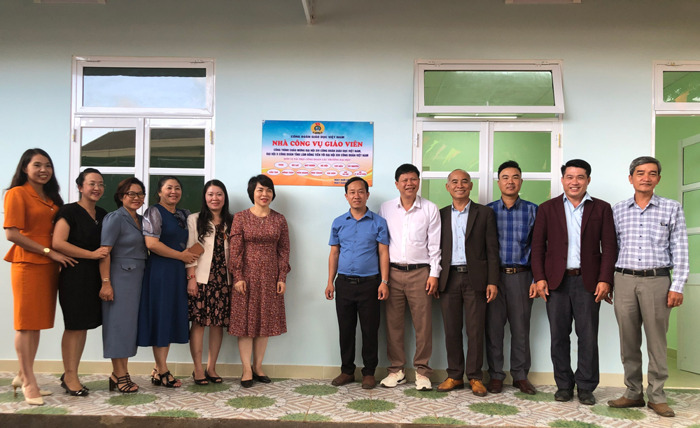 Tặng nhà công vụ cho trường học vùng sâu