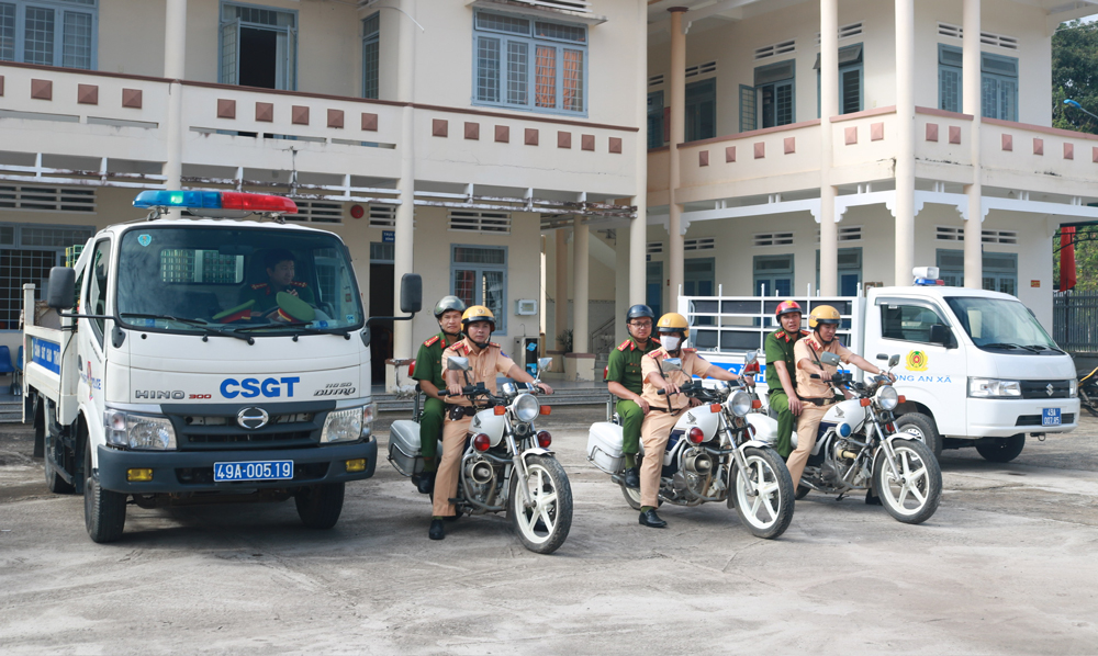 Đạ Tẻh: Ra quân tổng kiểm soát xe ô tô kinh doanh
