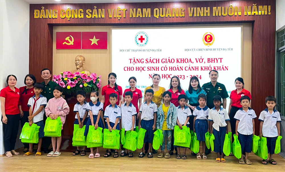 Đạ Tẻh: Trao sách, vở và thẻ bảo hiểm y tế cho học sinh
