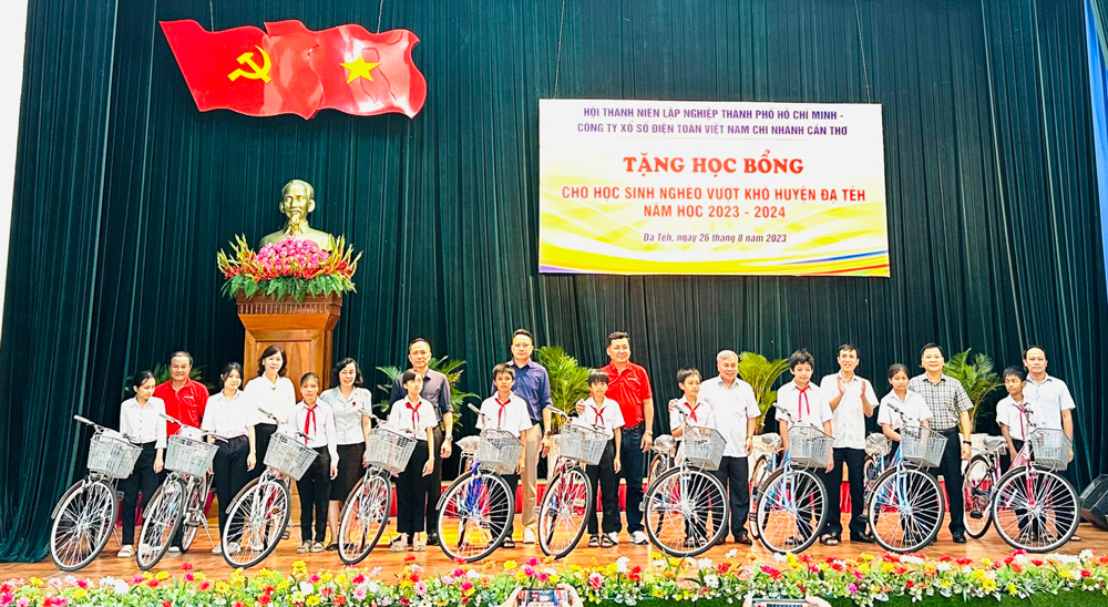 Đạ Tẻh: Trao học bổng cho các em học sinh có hoàn cảnh khó khăn