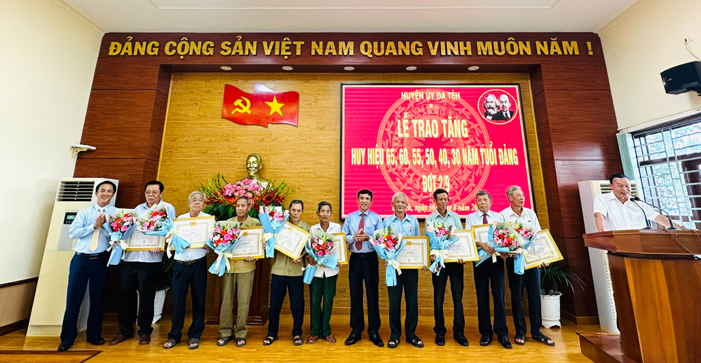 Đạ Tẻh: Trao Huy hiệu Đảng đợt 2/9 cho 23 đảng viên