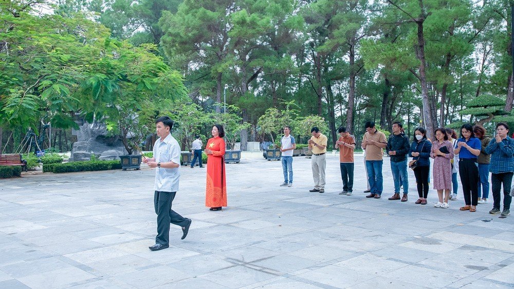 Về miền quá khứ để thắp sáng tương lai