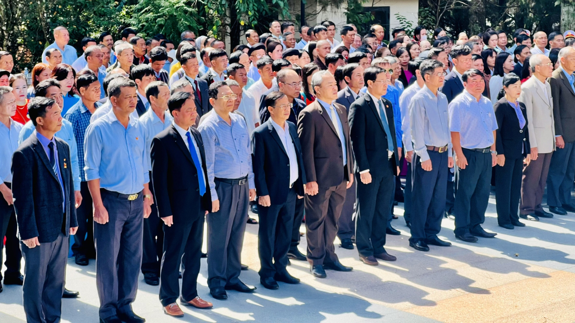 Đoàn đại biểu dự Đại hội đại biểu Mặt trận Tổ quốc Việt Nam tỉnh viếng nghĩa trang liệt sĩ