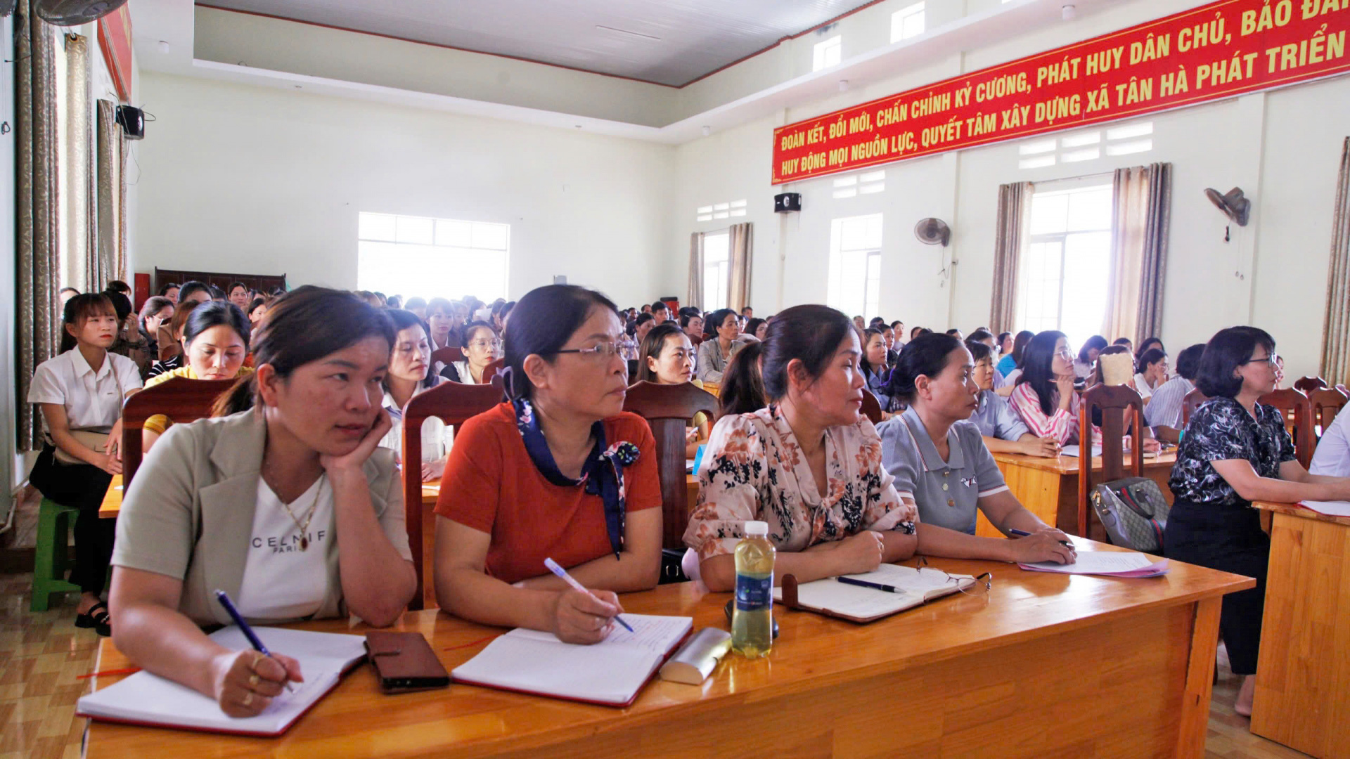 Bộ Tư lệnh Vùng 4 Hải quân tuyên truyền biển, đảo cho cán bộ, đảng viên, giáo viên và Nhân dân huyện Lâm Hà