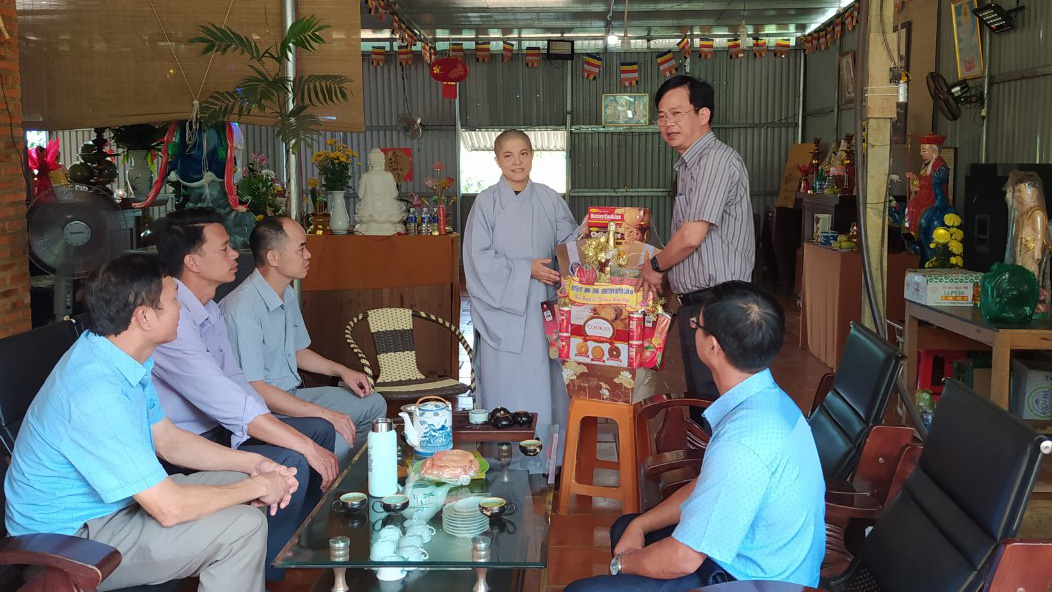 Lâm Hà: Thăm, tặng quà các cơ sở Phật giáo nhân dịp Lễ Vu lan