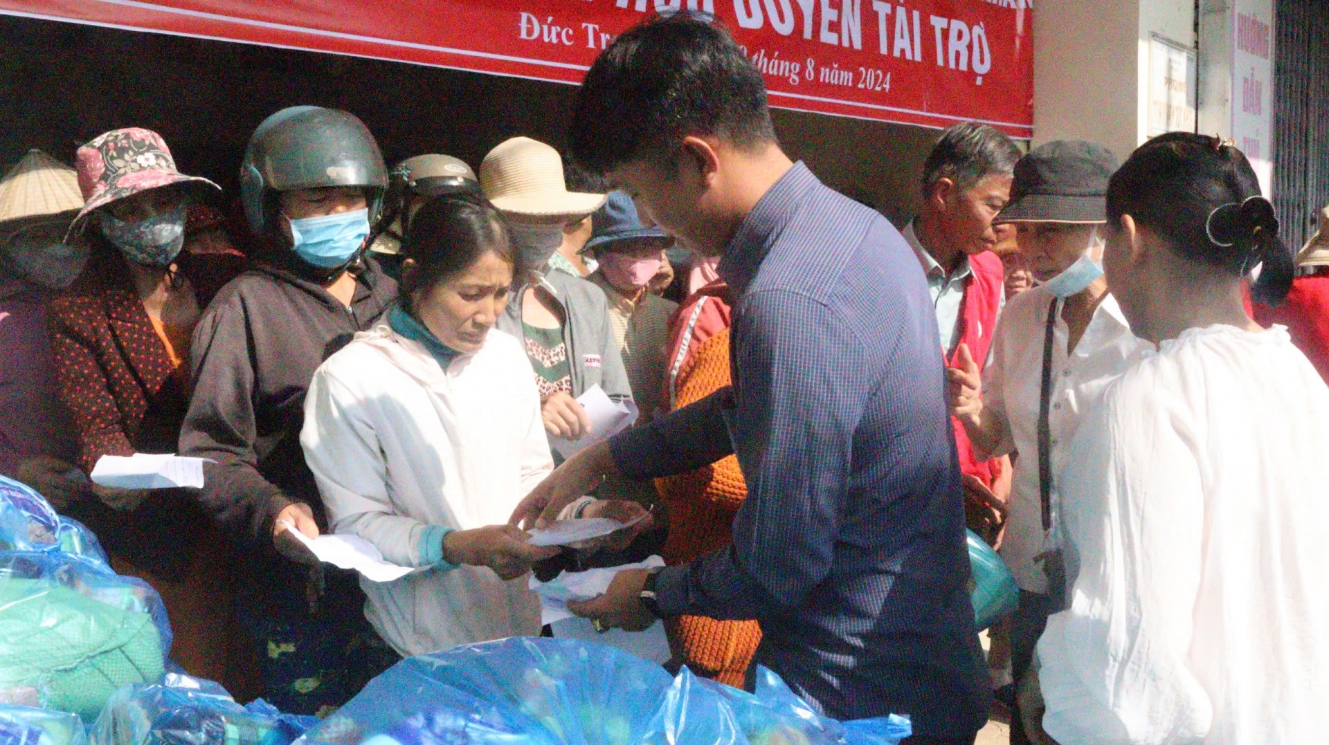 Trao 200 phần quà cho người nghèo, có hoàn cảnh khó khăn