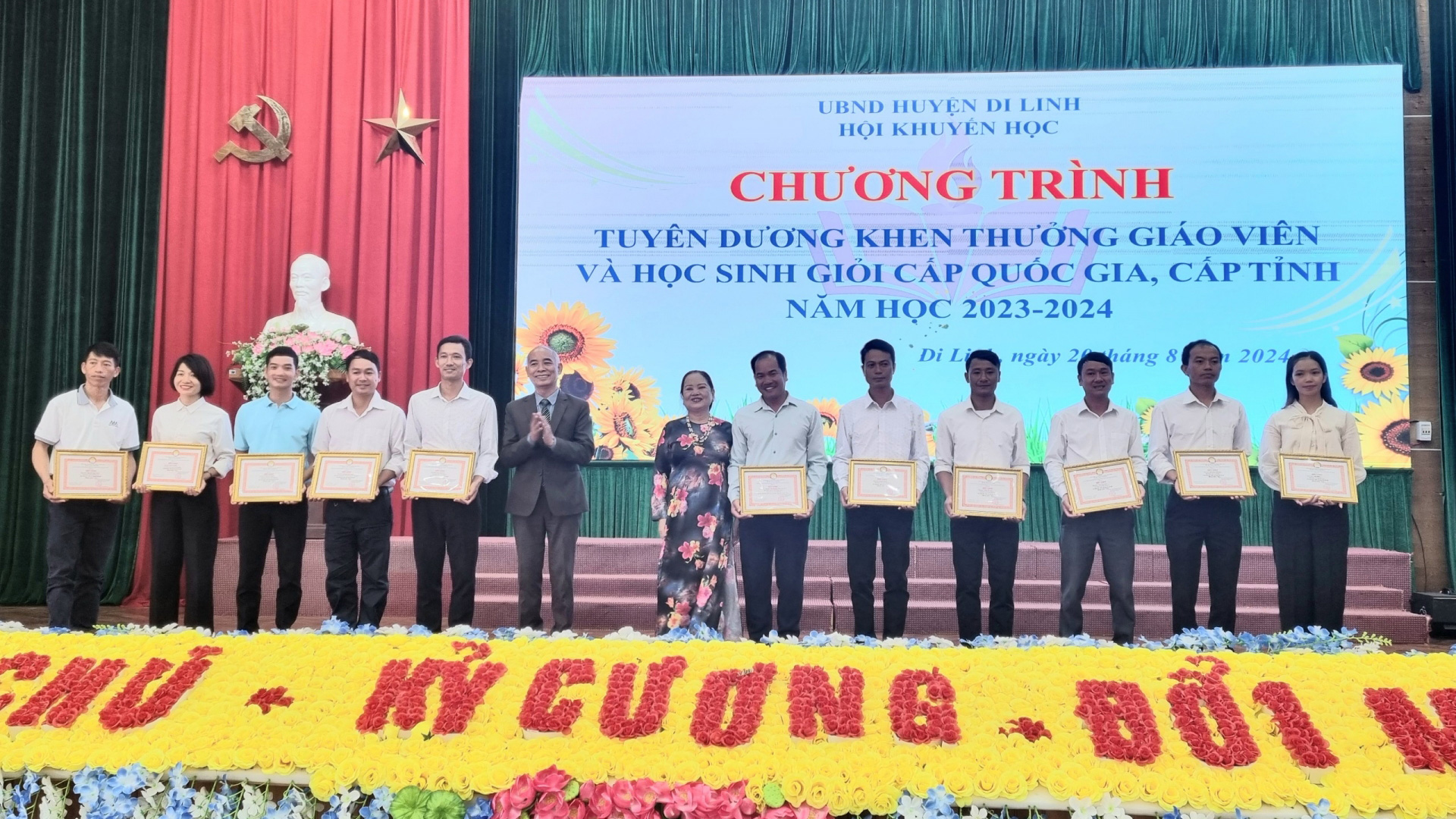 Di Linh: Khen thưởng giáo viên, học sinh giỏi cấp tỉnh và quốc gia