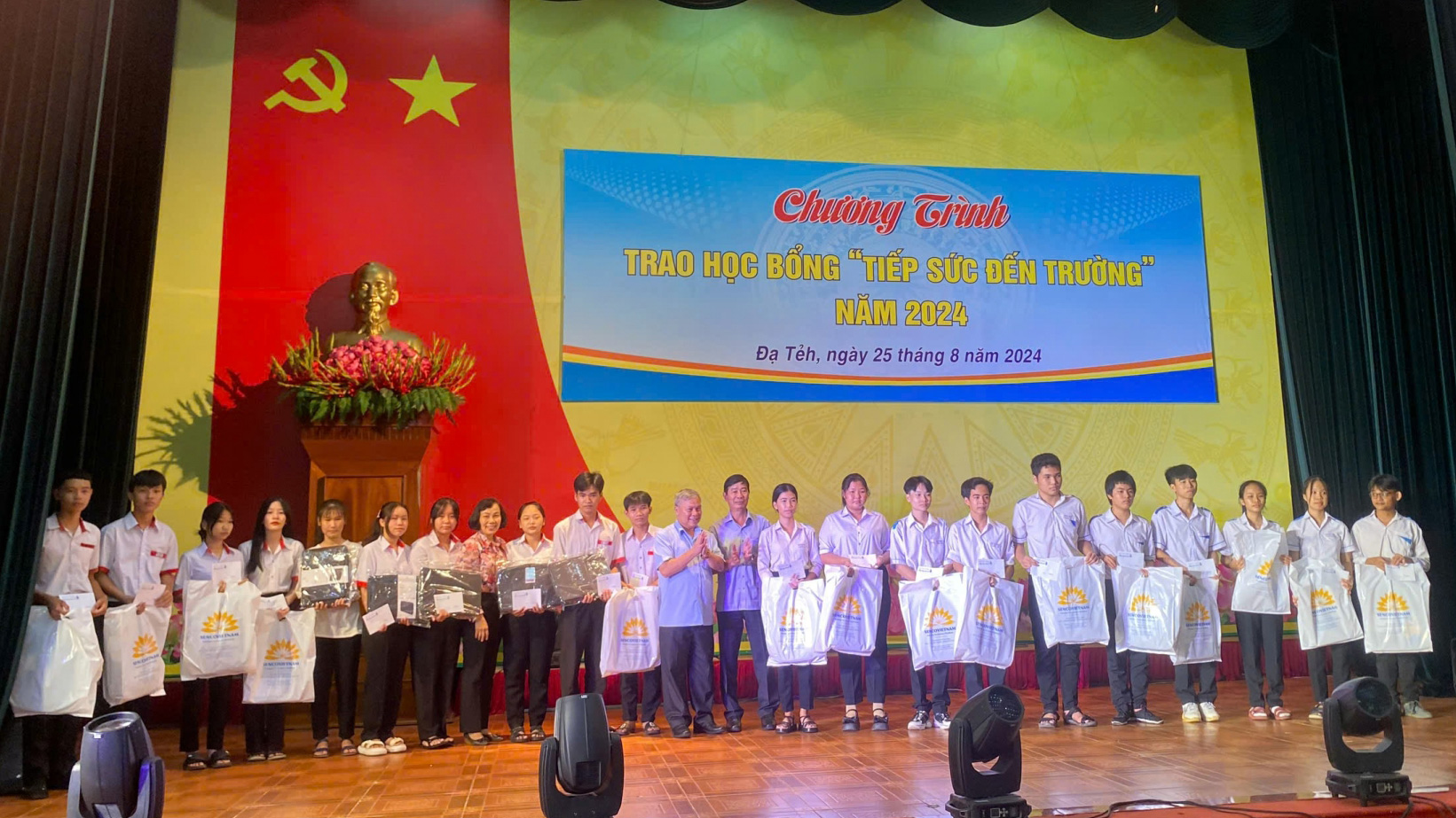 Đạ Tẻh: Trao 170 suất học bổng "Tiếp sức tới trường" cho các em học sinh