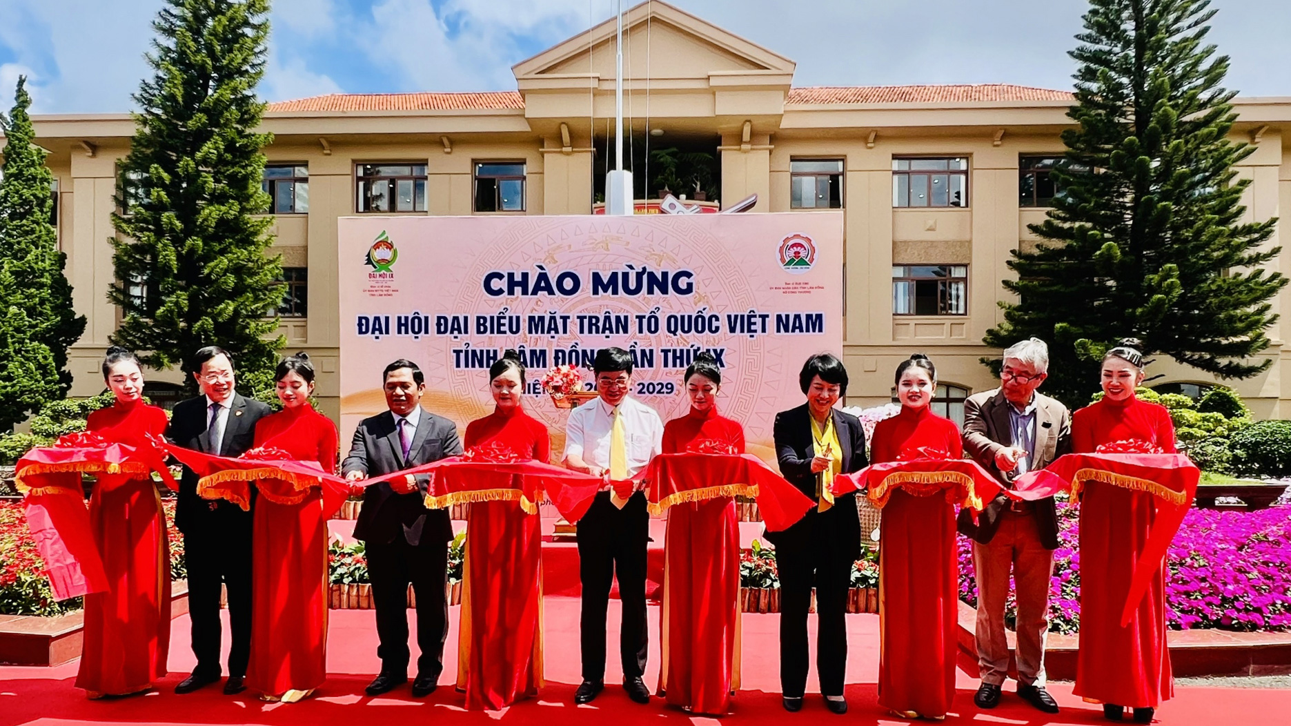 Khai mạc Triển lãm hình ảnh và sản phẩm “Dấu ấn nhiệm kỳ - Nơi hội tụ sức mạnh đại đoàn kết toàn dân”