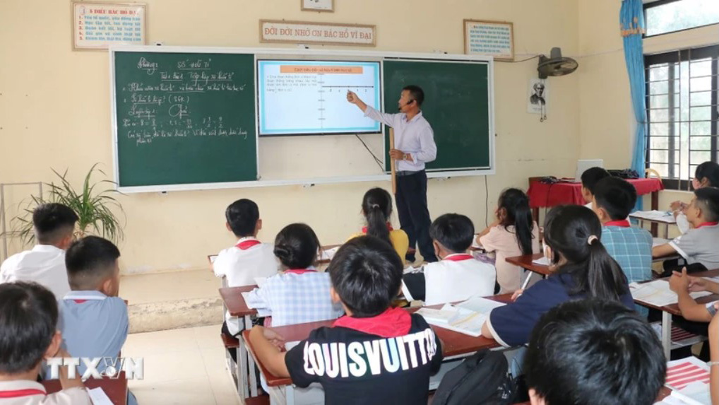 Bộ Chính trị: Thực hiện chủ trương lương nhà giáo được ưu tiên xếp cao nhất