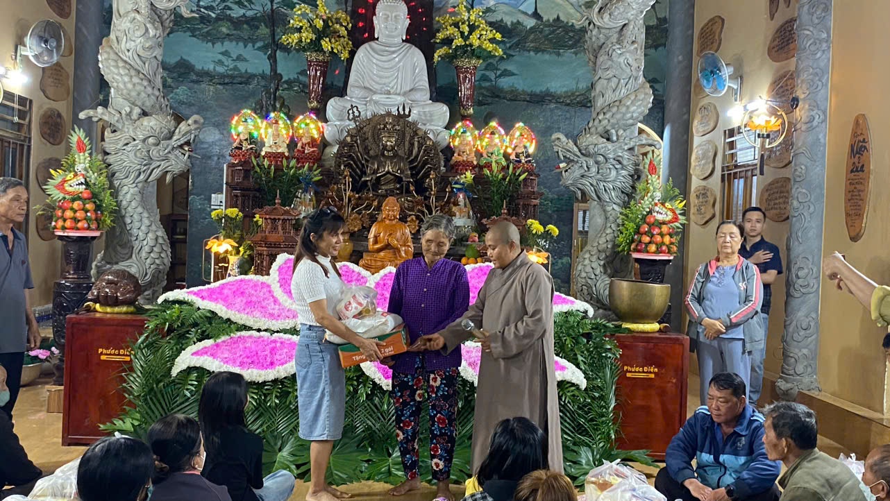 Trao quà cho người có hoàn cảnh khó khăn