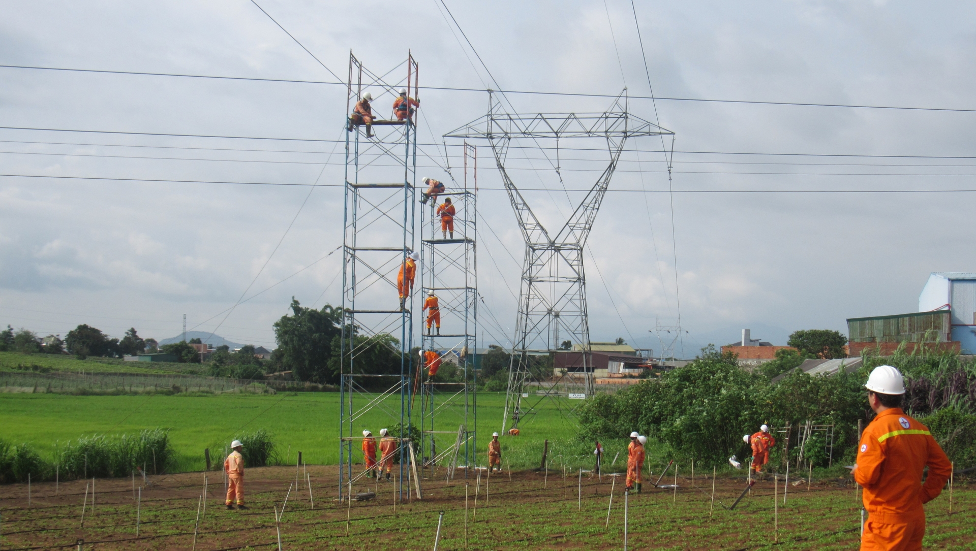 Hoàn thành thay dây dẫn 3 pha khoảng néo đường dây 220kV Đức Trọng – Di Linh đảm bảo truyền tải điện an toàn mùa mưa bão