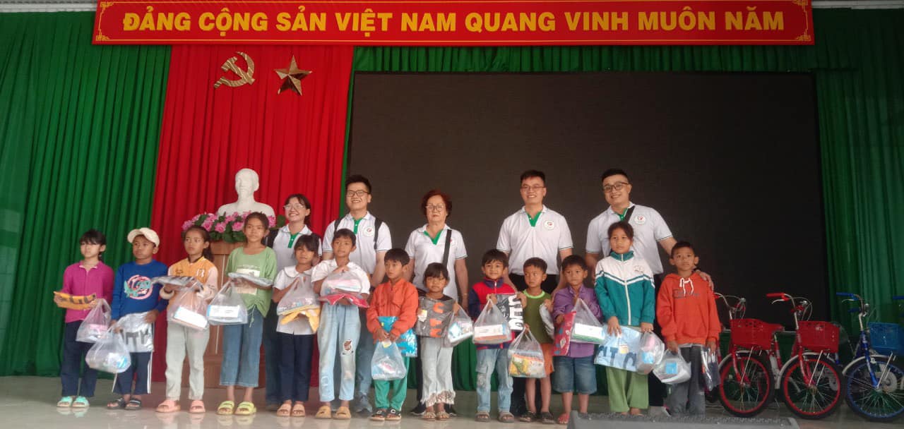 Đức Trọng: Trao tặng 500 thẻ BHYT và quà cho người dân và các em học sinh có hoàn cảnh khó khăn